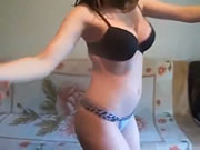 塞爾維亞粉嫩黑色乳罩少女