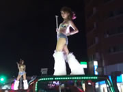 台妹露天車上鋼管舞